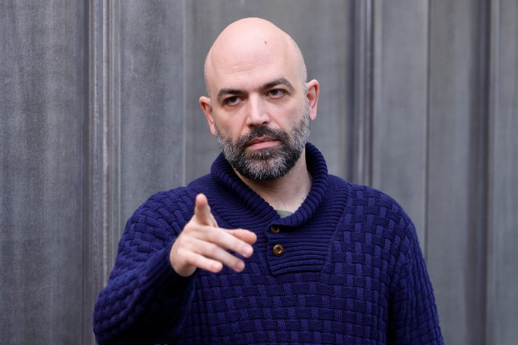 Roberto Saviano mentre punta dito