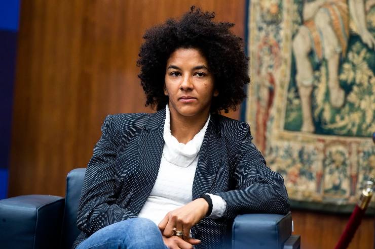 Sara Gama in abiti civili e seduta su una poltrona