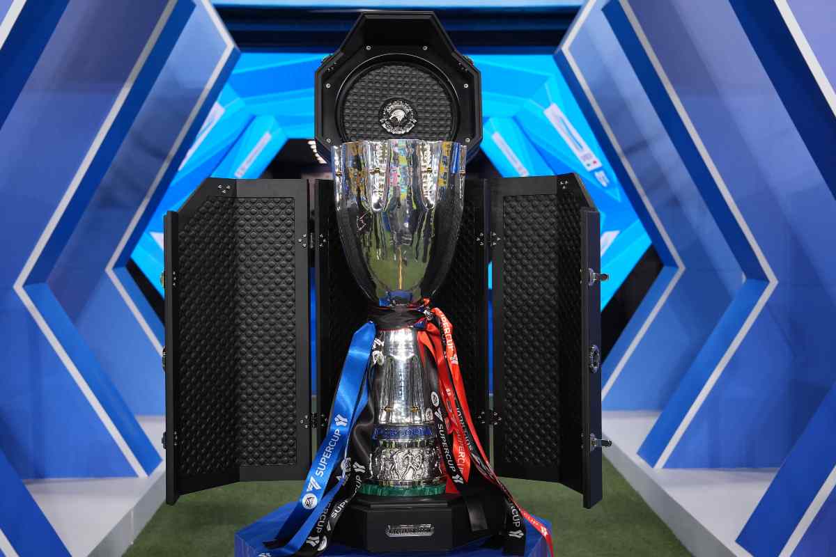 Il trofeo della Supercoppa Italiana