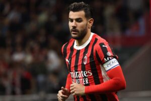 Theo Hernandez in campo con la maglia del Milan