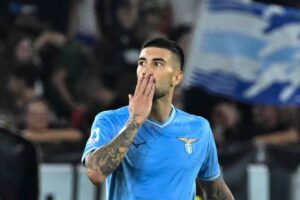 Mattia Zaccagni saluta i tifosi con un bacio