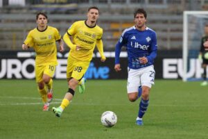 Dennis Man e Sergi Roberto in azione