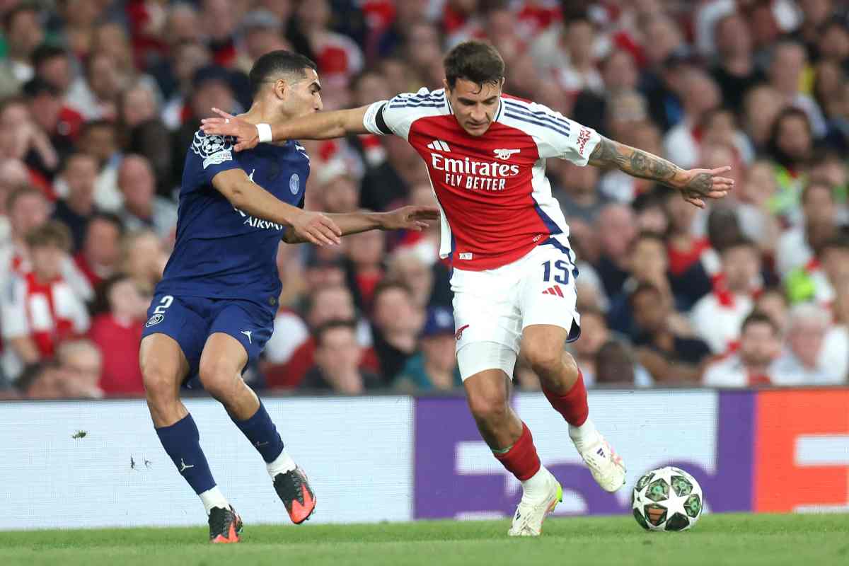 Kiwior contrastato da Hakimi in Arsenal-PSG