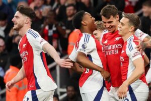 i giocatori dell'Arsenal esultano dopo un gol