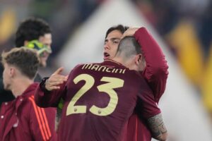 Dybala che abbraccia Mancini
