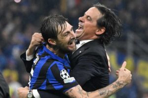 Acerbi e Inzaghi si abbracciano
