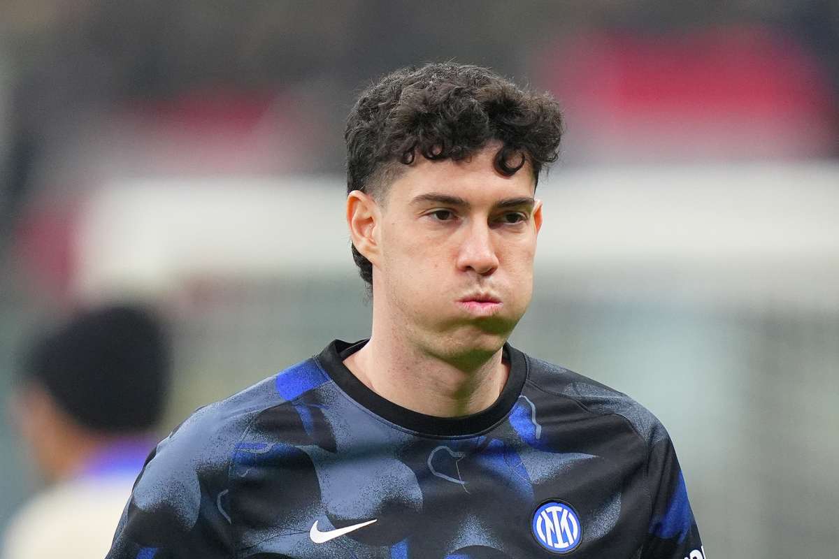 Alessandro Bastoni in primo piano e mentre sbuffa