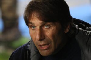 Antonio Conte pensieroso in panchina