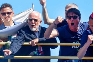 Antonio Conte e Aurelio De Laurentiis sul bus scoperto