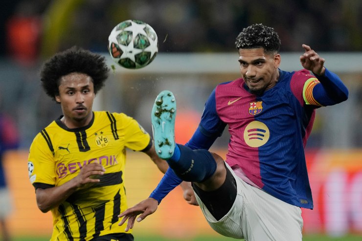 Ronald Araujo in azione con la maglia del Barcellona