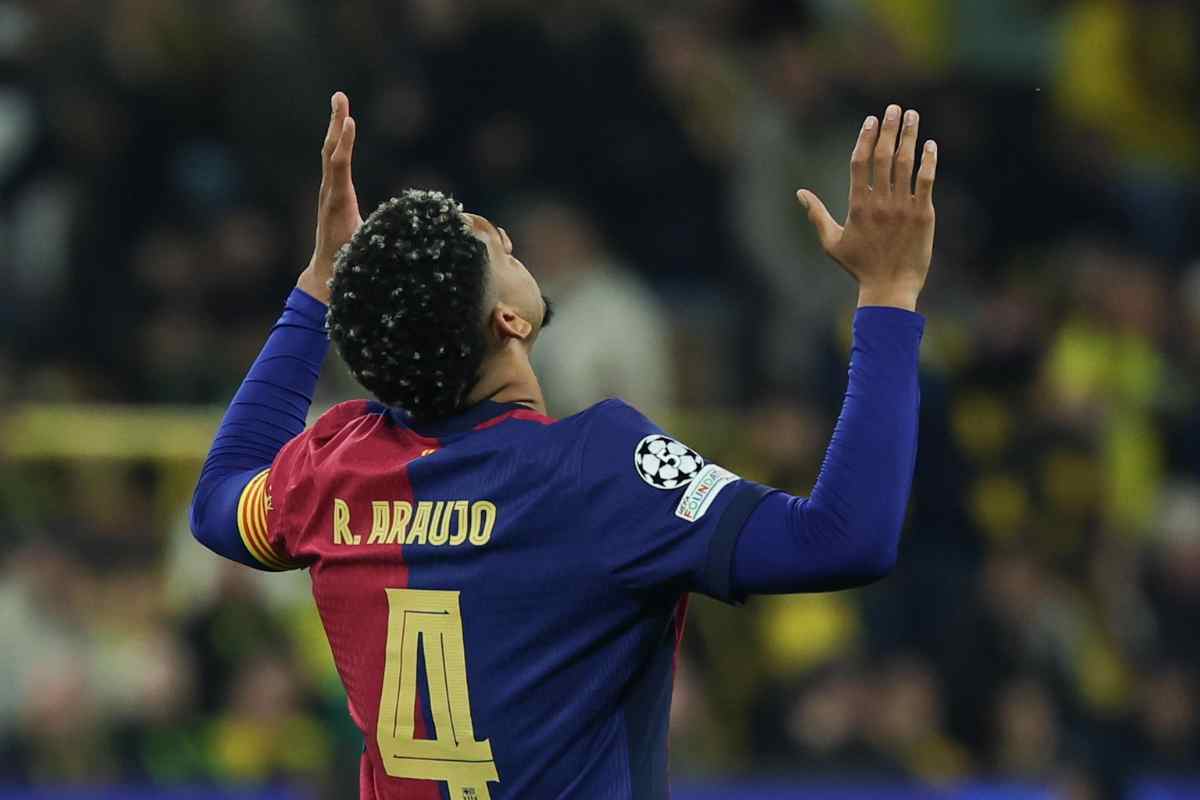 Ronald Araujo alza le mani al cielo