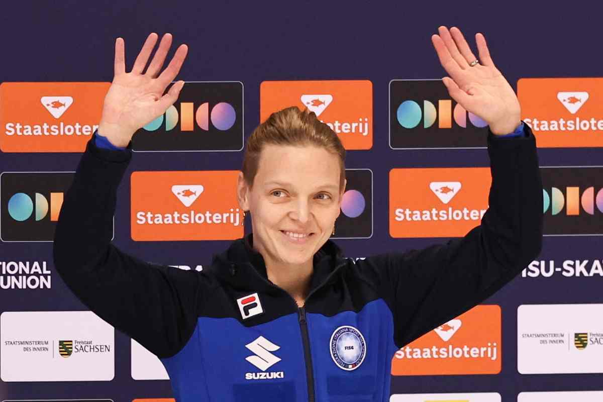 Arianna Fontana alza le braccia al cielo