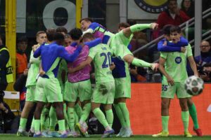 Il Barcellona esulta a San Siro dopo un gol