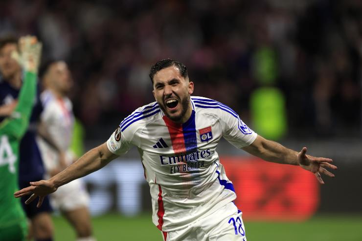 Cherki esulta dopo un gol