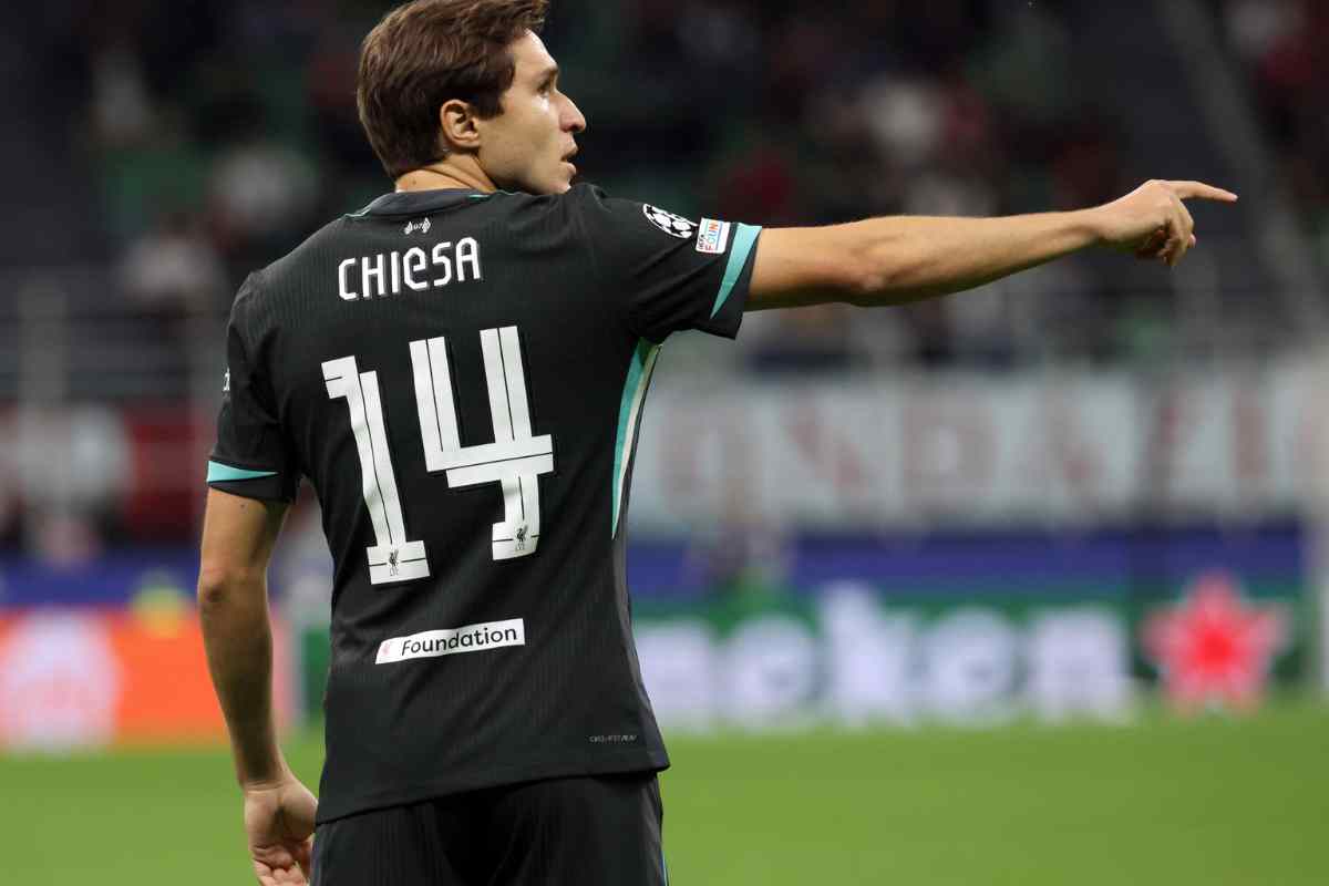 Federico Chiesa in campo con il Liverpool