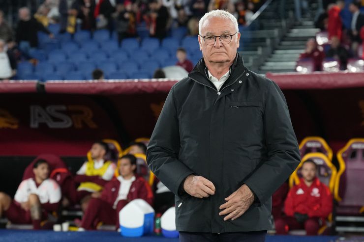 Claudio Ranieri in piedi davanti alla sua panchina