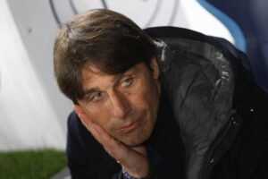 Primo piano di Antonio Conte con la testa appoggiata sulla mano
