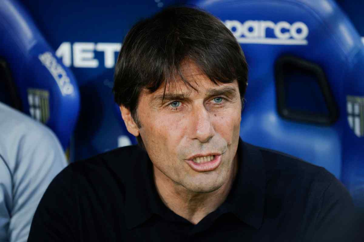 Antonio Conte seduto in panchina