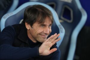 Antonio Conte sorride
