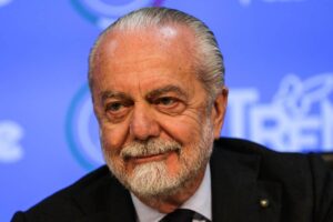Primo piano di De Laurentiis sorridente