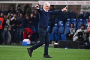 Gasperini esulta indicando i tifosi