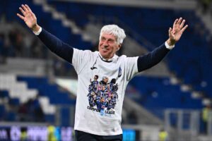 Gasperini saluta i tifosi