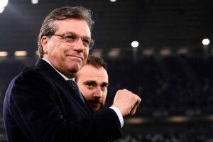 Cristiano Giuntoli sorride a bordo campo