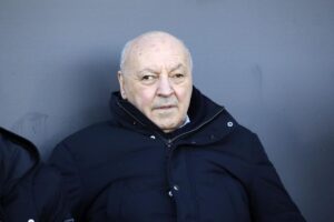 Giuseppe Marotta in primo piano e seduto in panchina