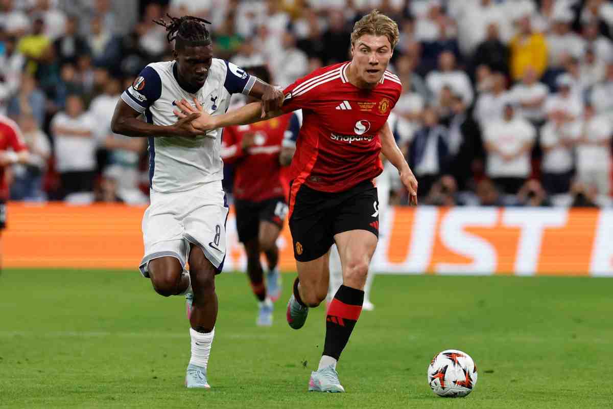 Rasmus Hojlund in campo con il Manchester United 