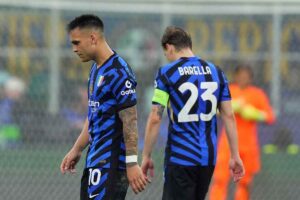 Lautaro Martinez, di profilo, e Nicolò Barella, di spalle, a capo chino