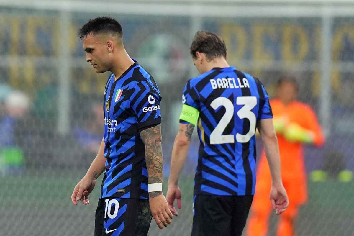 Lautaro Martinez, di profilo, e Nicolò Barella, di spalle, a capo chino