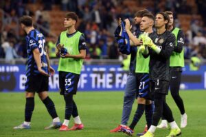 Giocatori dell'Inter sotto la curva dopo una gara