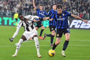 Kolo Muani e Acerbi si sfidano durante Juventus-Inter