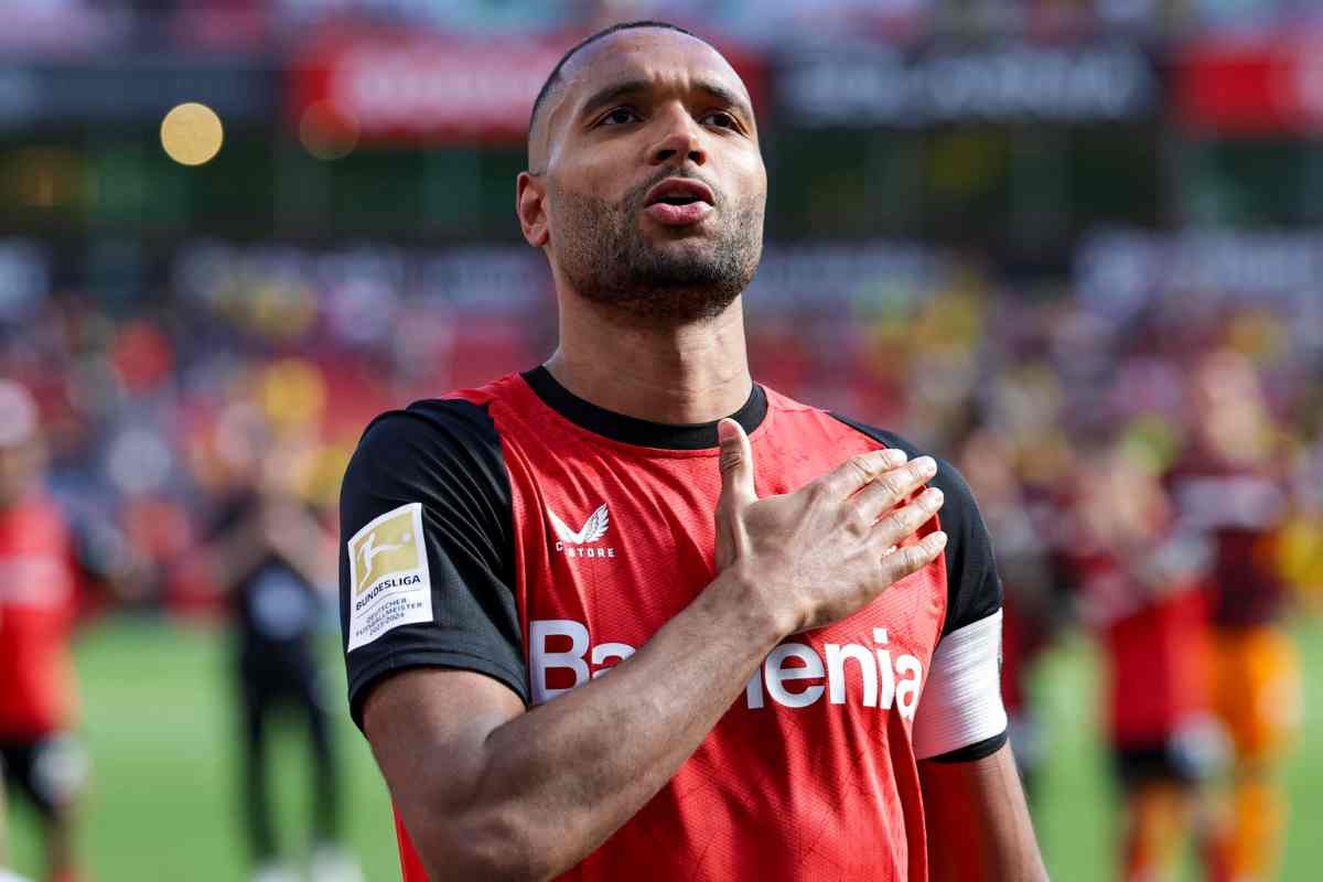 Jonathan Tah si porta la mano sul cuore