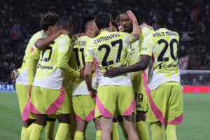 Giocatori della Juventus si abbracciano per festeggiare un gol