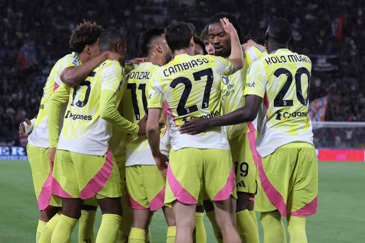 Giocatori della Juventus si abbracciano per festeggiare un gol