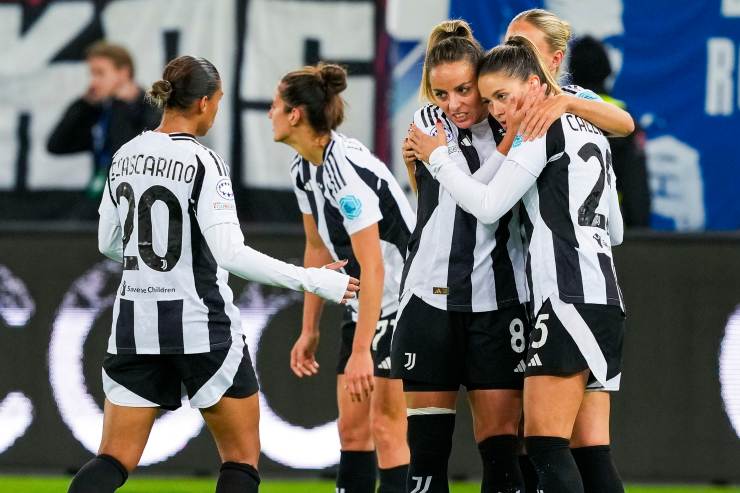 Giocatrici della Juventus che si abbracciano per festeggiare un gol