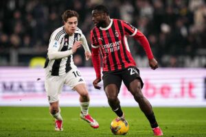 Kenan Yildiz e Youssouf Fofana si contendono il possesso del pallone