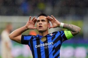 Lautaro Martinez esulta dopo il gol