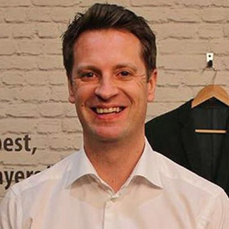 Lee Congerton in primo piano e sorridente