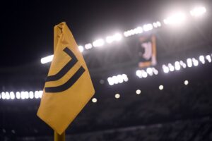 Logo della Juventus sulla bandierina del corner dell'Allianz Stadium