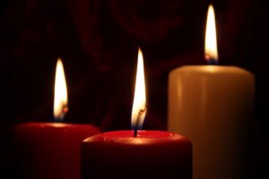 Tre candele accese