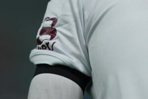 Fascia nera al braccio in segno di lutto