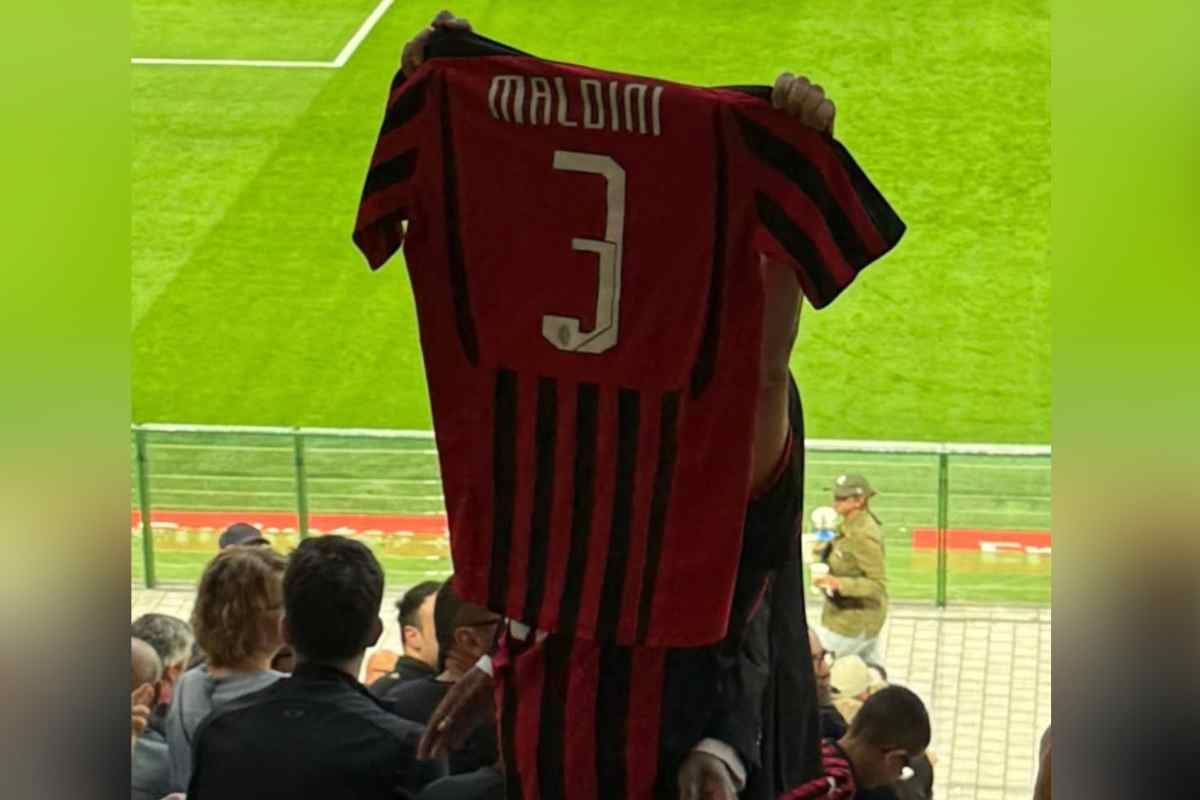 Maglia esposta di Maldini, caos in Tribuna