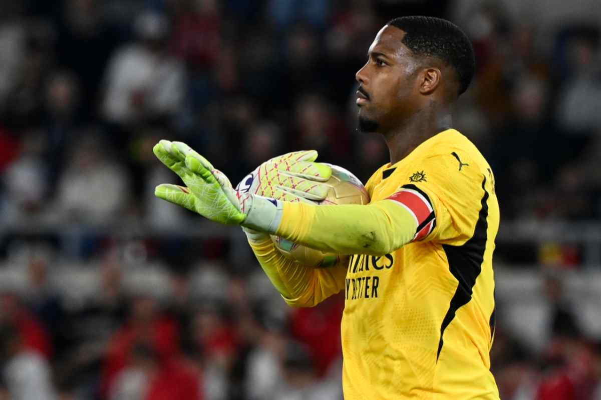 Maignan con la maglia del Milan