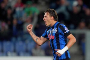 L'attaccante dell'Atalanta Mateo Retegui esulta dopo un gol