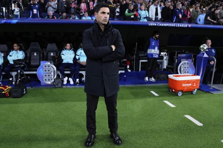 Mikel Arteta in piedi e con le braccia conserte davanti alla sua panchina