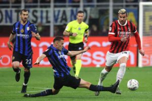 Pavard contrasta Theo Hernandez durante Milan-Inter