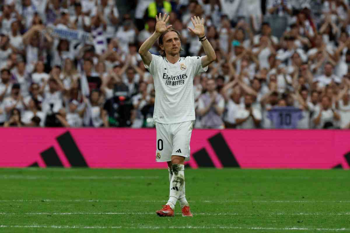 Luka Modric saluta i tifosi del Real Madrid