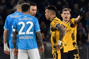 Napoli e Inter discutono con l'arbitro Doveri
